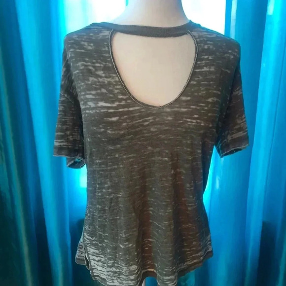 Cut out neck tee - Picture 1 of 3